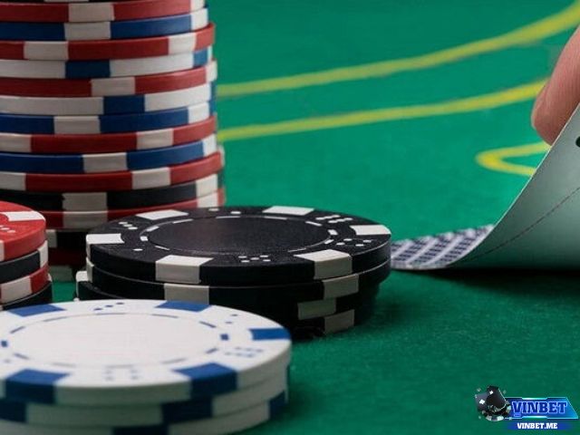 Lợi dụng việc hiển thị số tiền cược trong trò chơi Poker